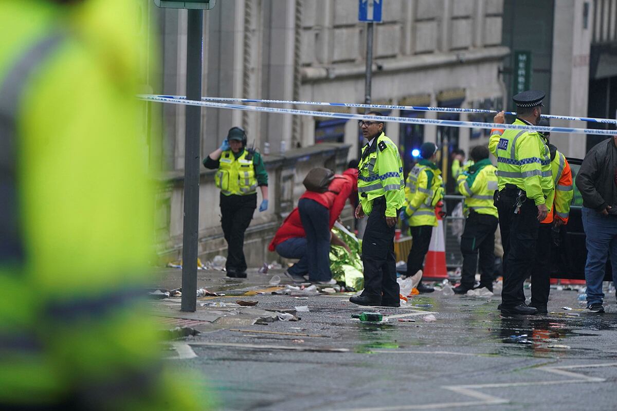 Un auto atropelló a hinchas del Liverpool que festejaban el título en la Premier League. (AP)