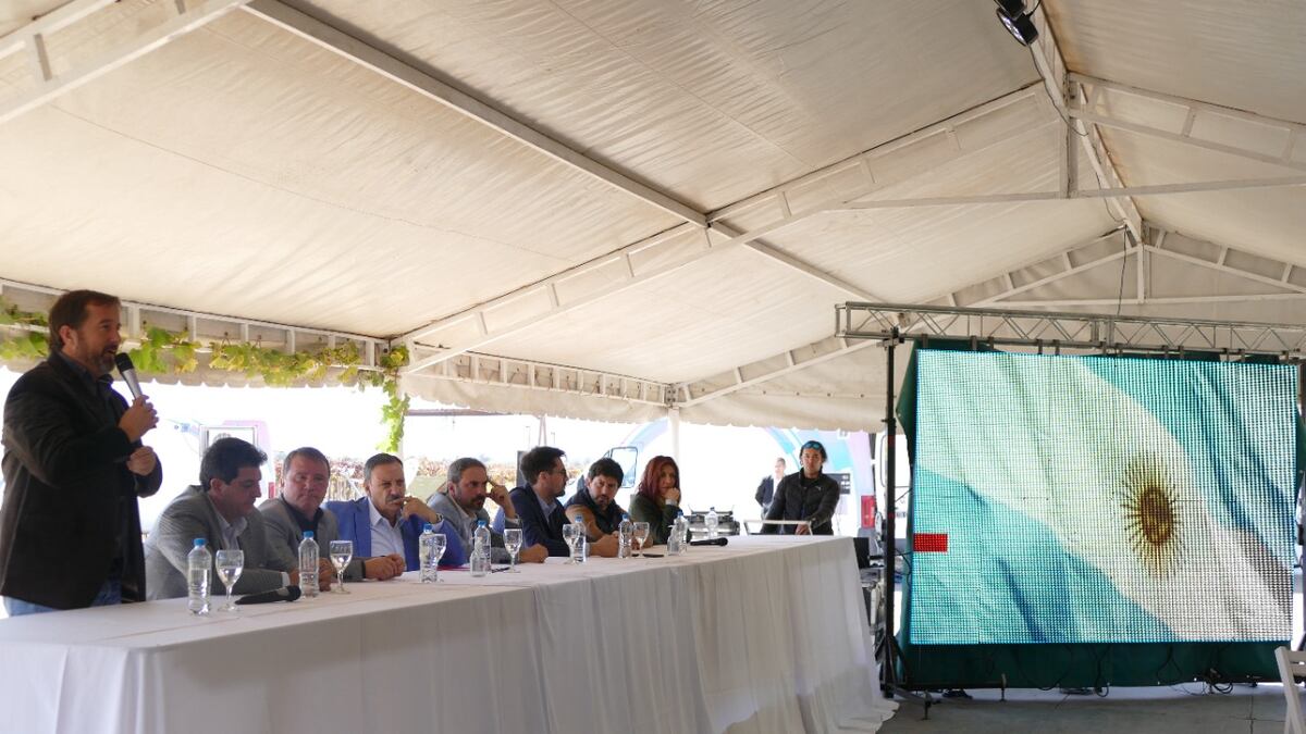 Las autoridades de la Provincia, el INV y las bodegas en el lanzamiento de la segunda etapa del proyecto.