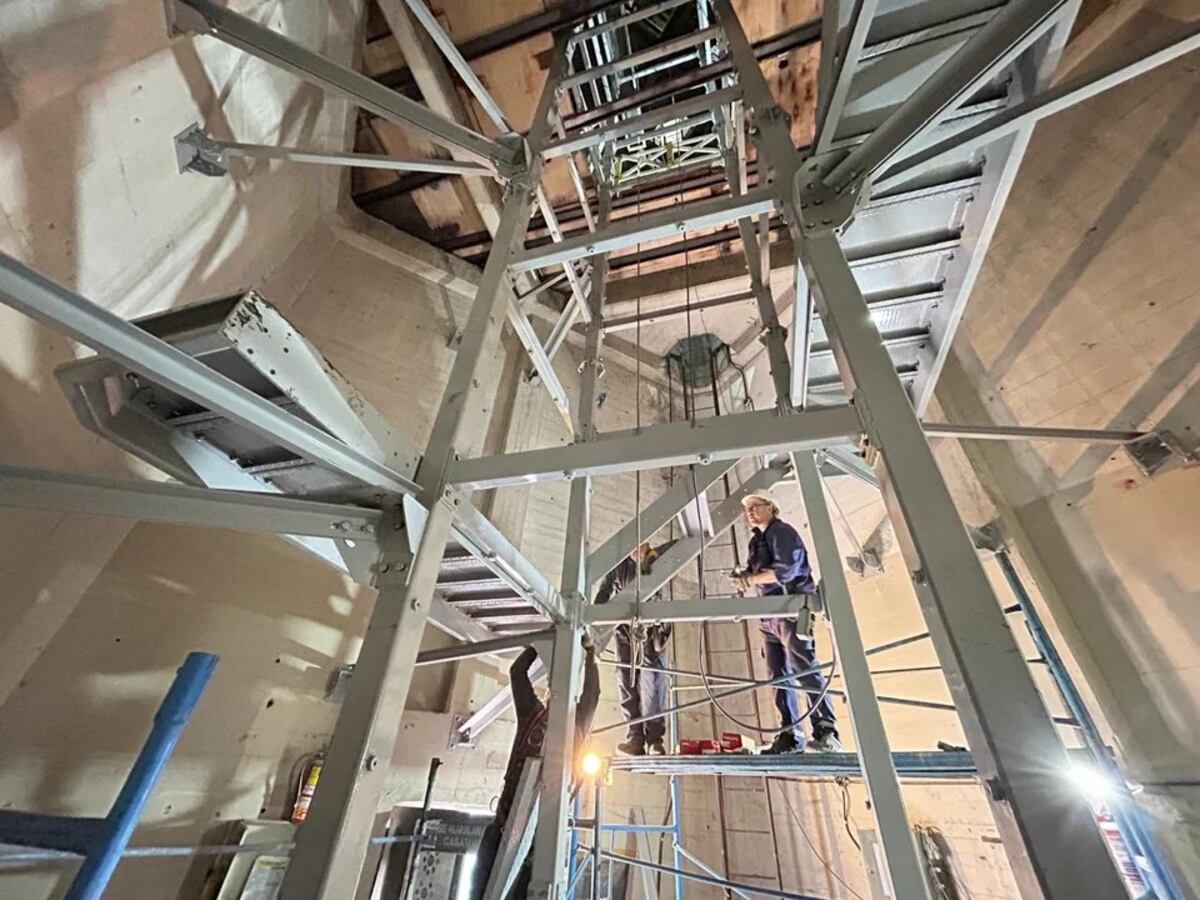 La instalación de un ascensor en el Obelisco. Foto: Agencia Noticias Argentinas / Ciudad de Buenos Aires