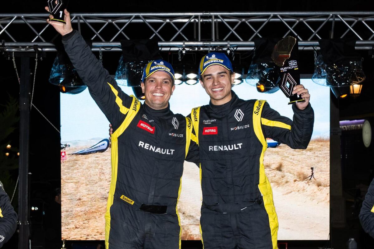 Fernando Daparte (derecha) con el trofeo del primer puesto. (Gentileza Daparte)