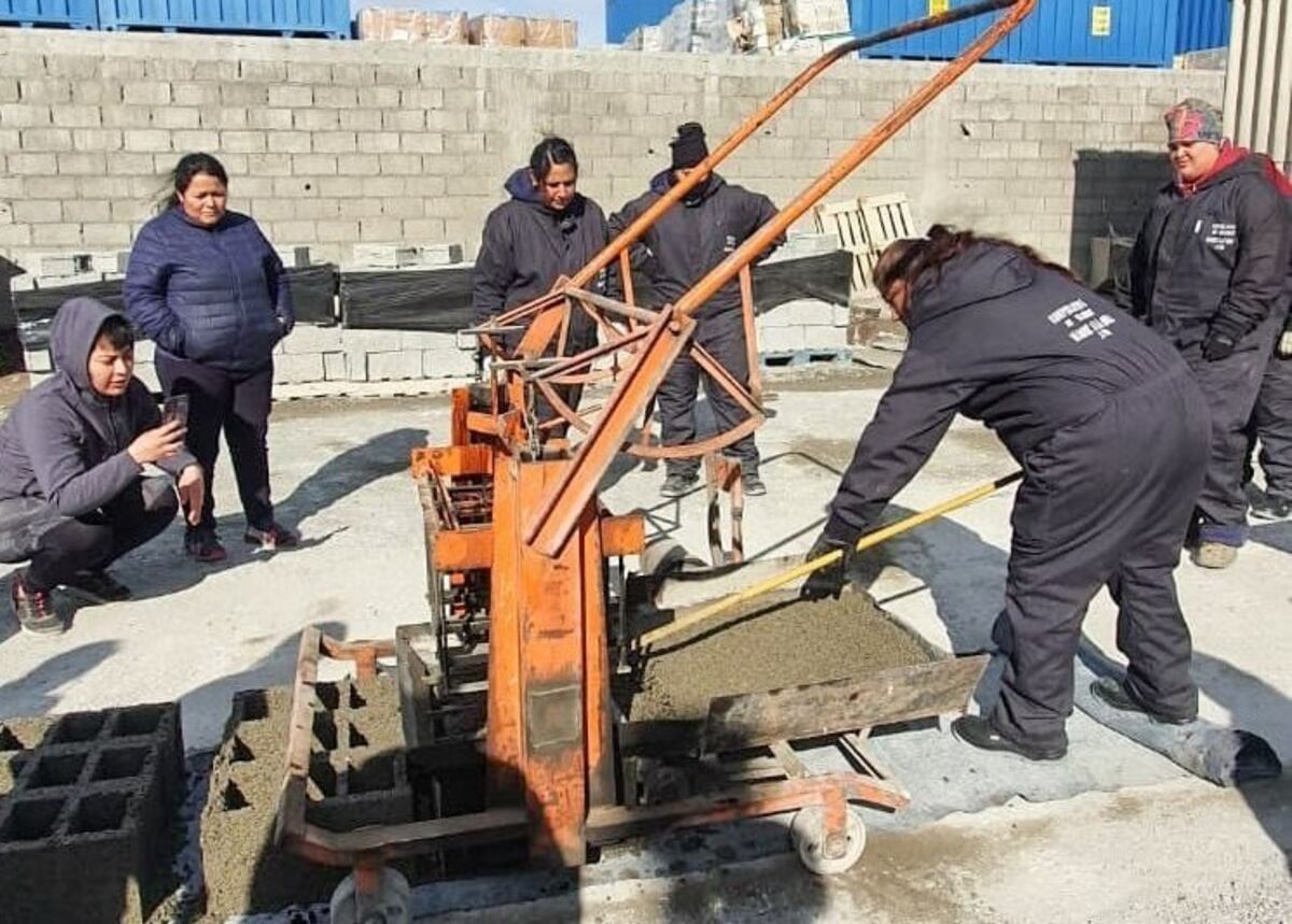 Mujeres ocupamndo más roles y rubros laborales (Archivo)

