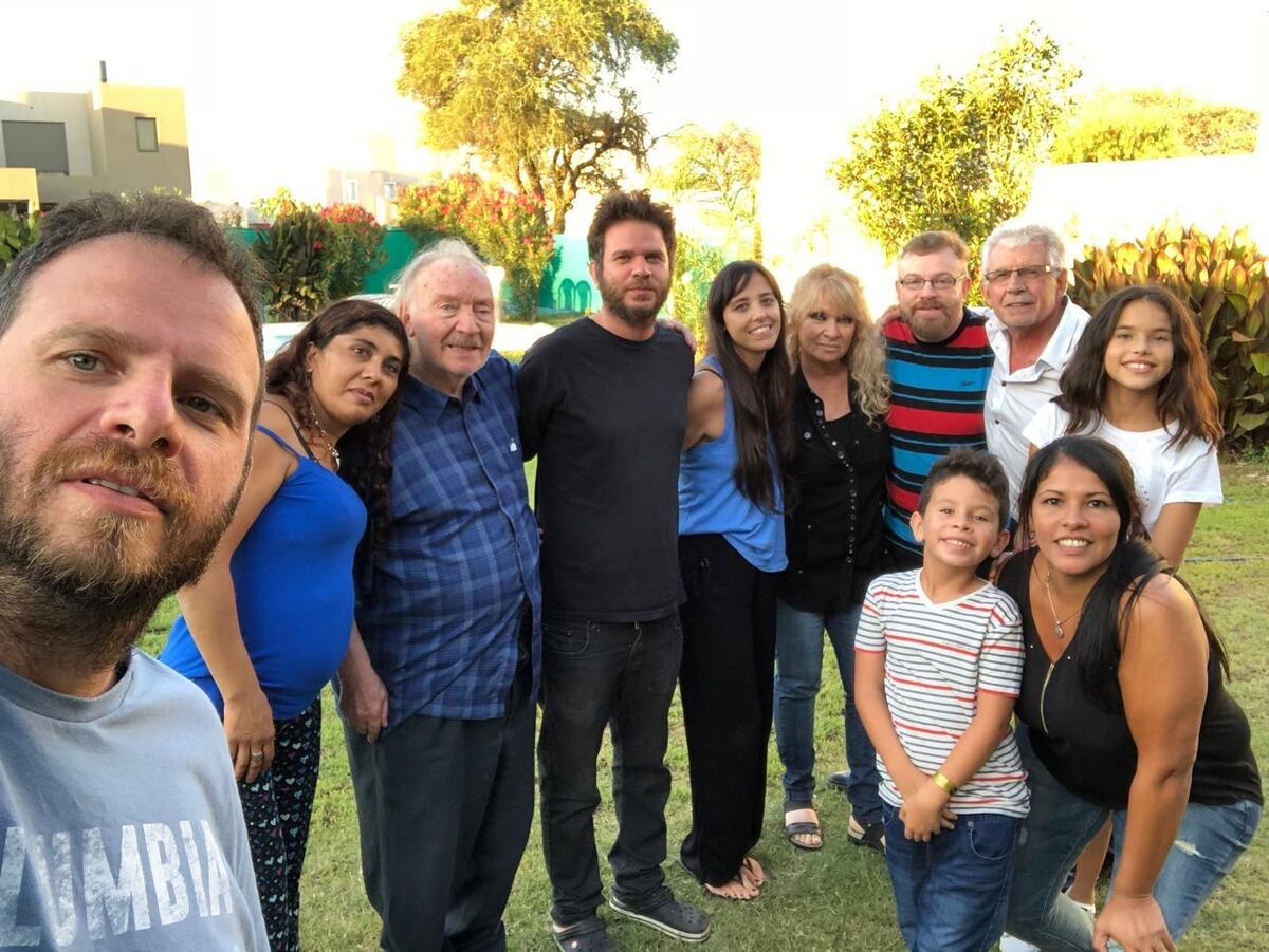 Gabriel Rabinovich con la familia de Sonia, papá Lucho Rabinovich, sobrinos y sobrinos nietos. (Gentileza)