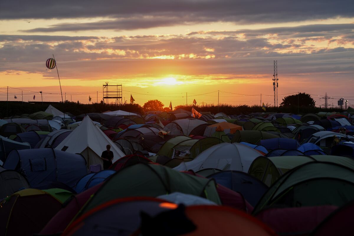 El inabarcable campamento de Glastonbury 2024. (AP)