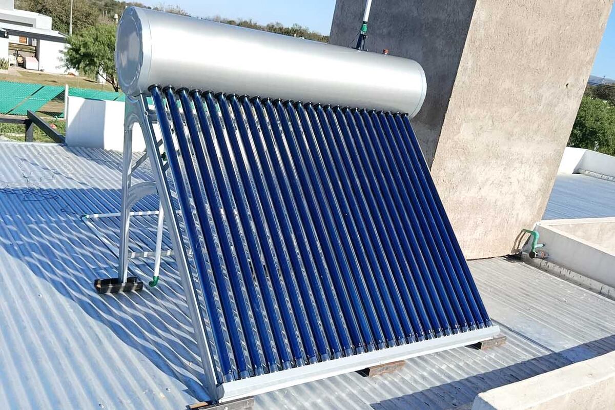 Según expertos, sería más sensato subsidiar la colocación de termotanques solares en lugar de la compra de garrafas.