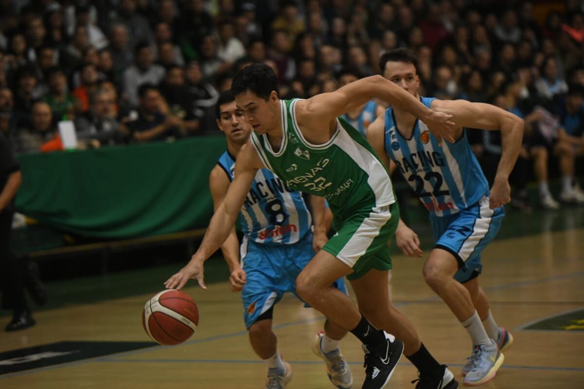 Atenas enfrentó a Racing de Chivilcoy en el Polideportivo Carlos Cerutti por la final de la Liga Argentina de básquet. (Facundo Luque / La Voz)