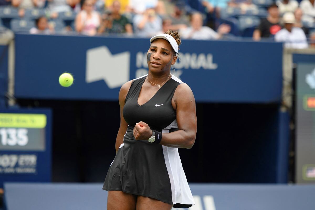 Serena Williams festeja un punto en su debut victorioso en el Master de Montreal. (AP)