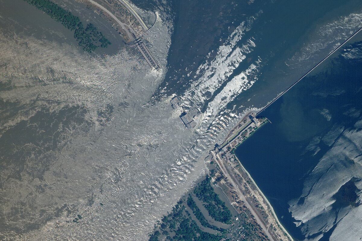 Inundaciones en Ucrania tras la voladura de una presa (AP).