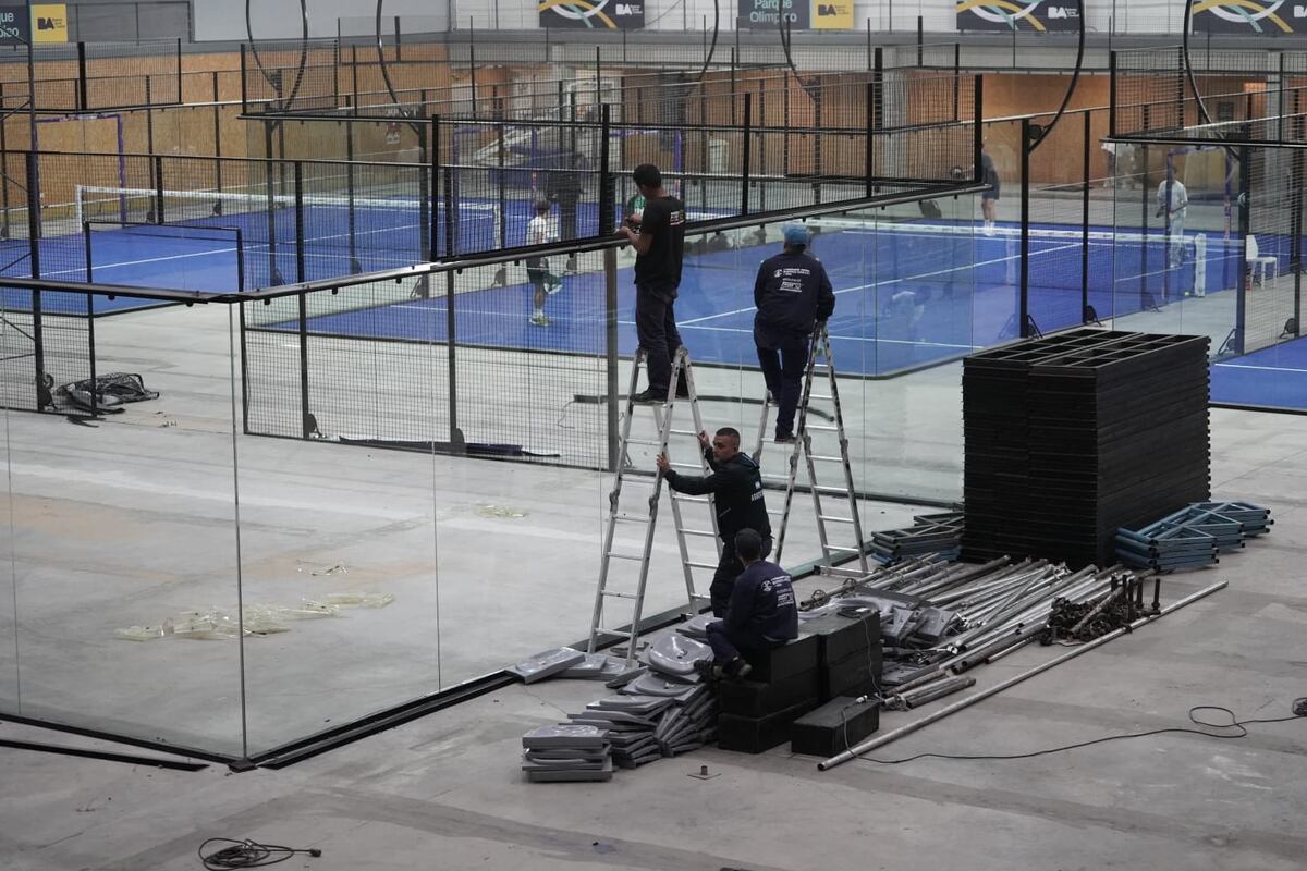 Cómo se monta (y desarma) una cancha profesional y el día en que un detalle en una pista frenó el pádel mundial en Buenos Aires. (Sofía Bertazzo