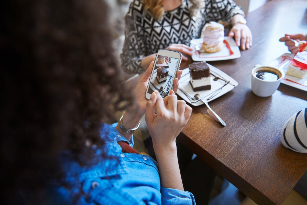 Se puede brindar Wifi para utilizar teléfono móvil en una cafetería.(Foto: Woxi)