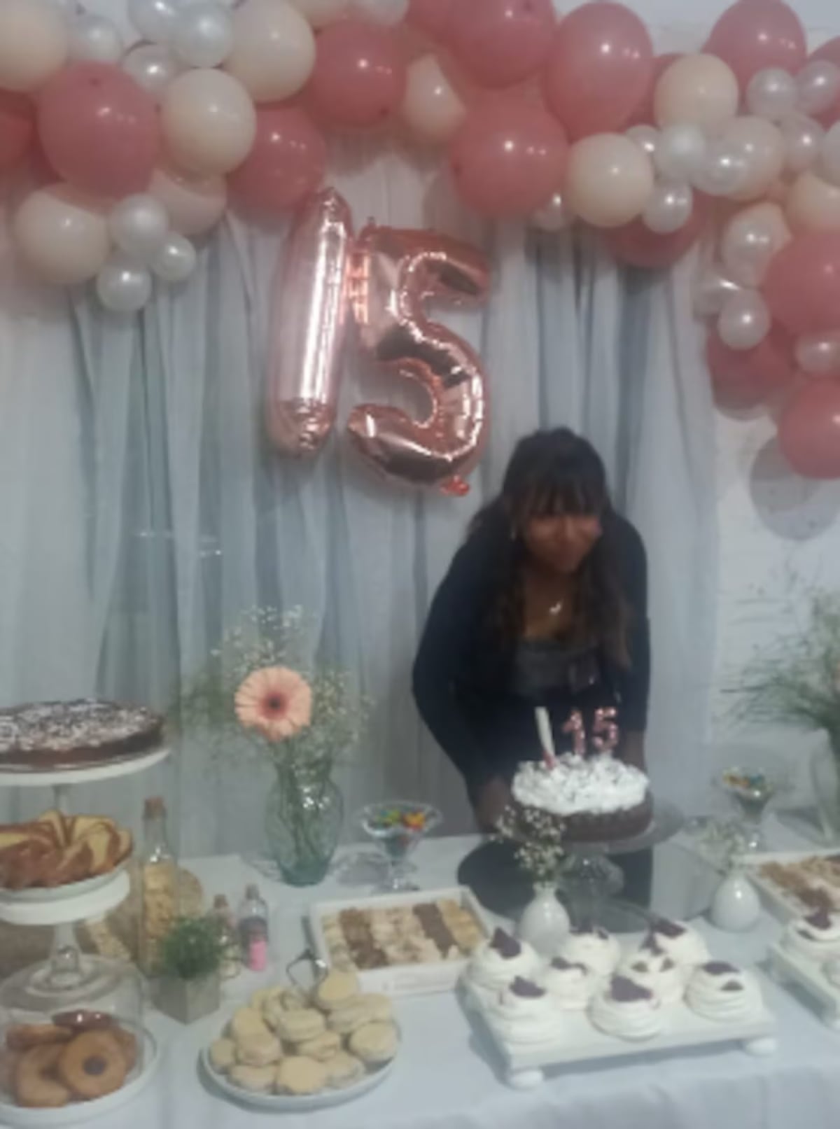 No podía organizar la fiesta de 15 y los vecinos la soprendieron.