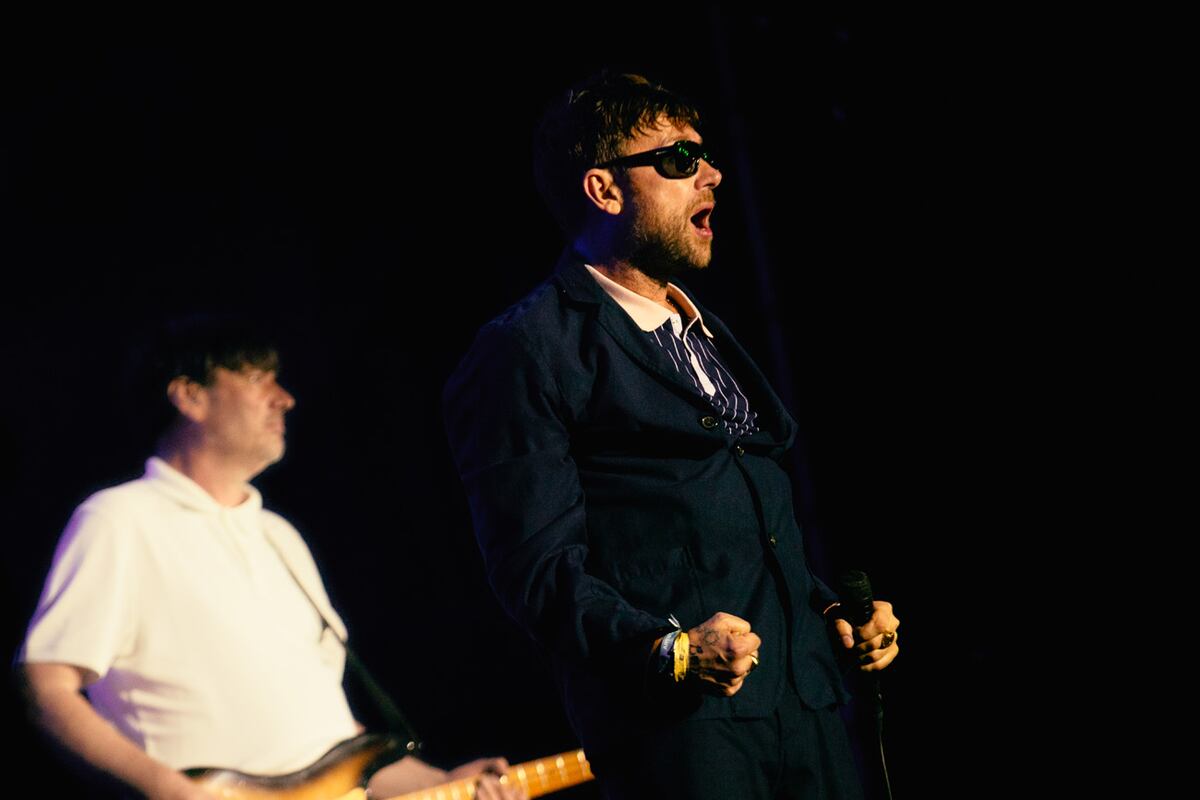 Damon Albarn, eufórico. Alex James, atento. Blur ofreció un show vibrante y desprolijo en el Primavera Sound Buenos Aires. (@franco.puente Primavera Sound Buenos Aires)