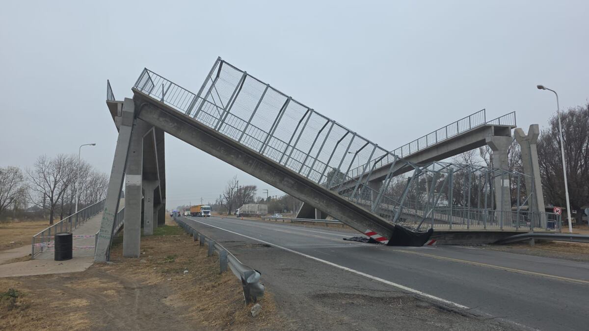 Una pasarela peatonal se cayó sobre la ruta 7 en Vicuña Mackenna, y tardaron cuatro días en removerla. (La Voz)