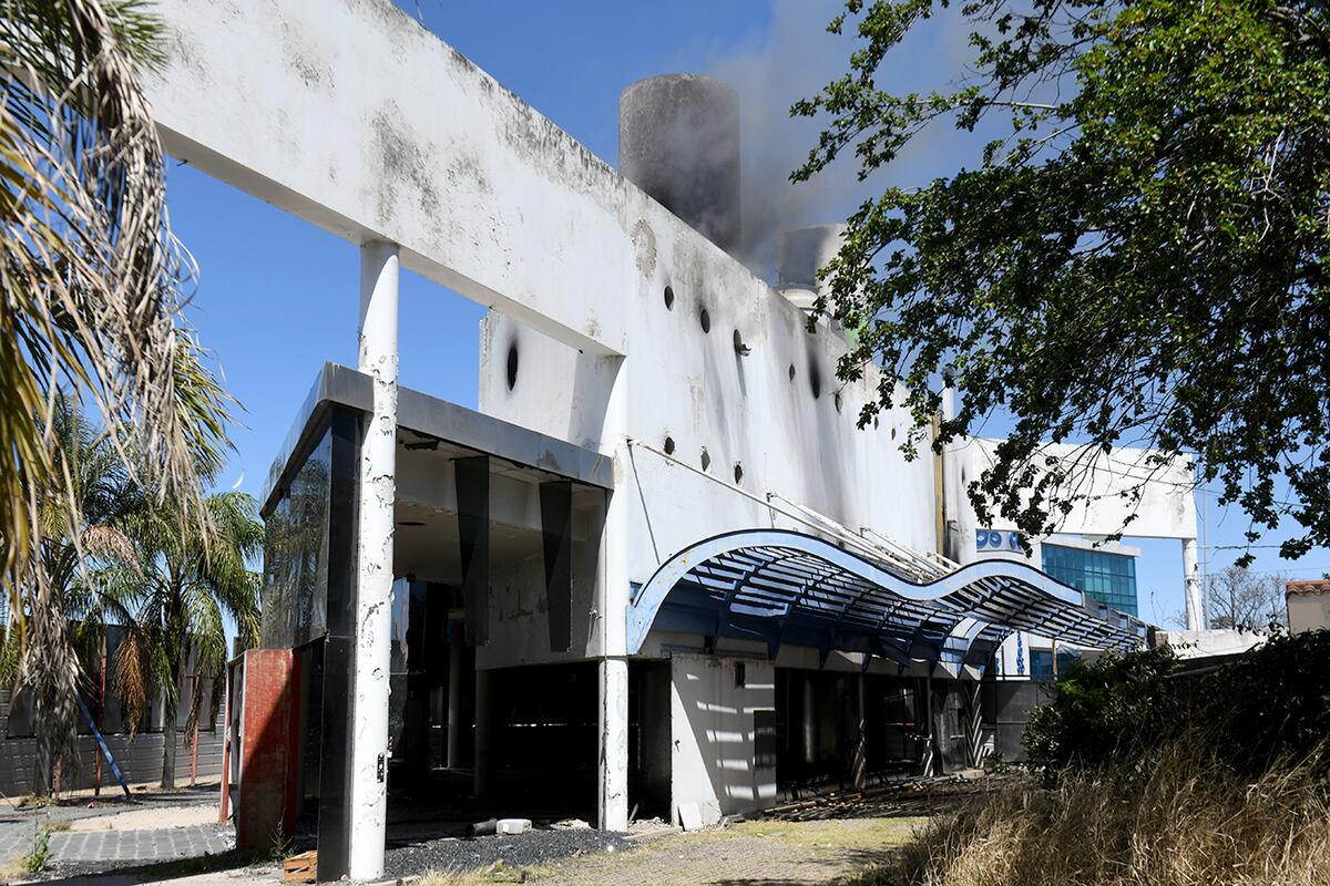 Incendio en la zona del Cerro de las Rosas, en Córdoba. (Ramiro Pereyra / La Voz)
