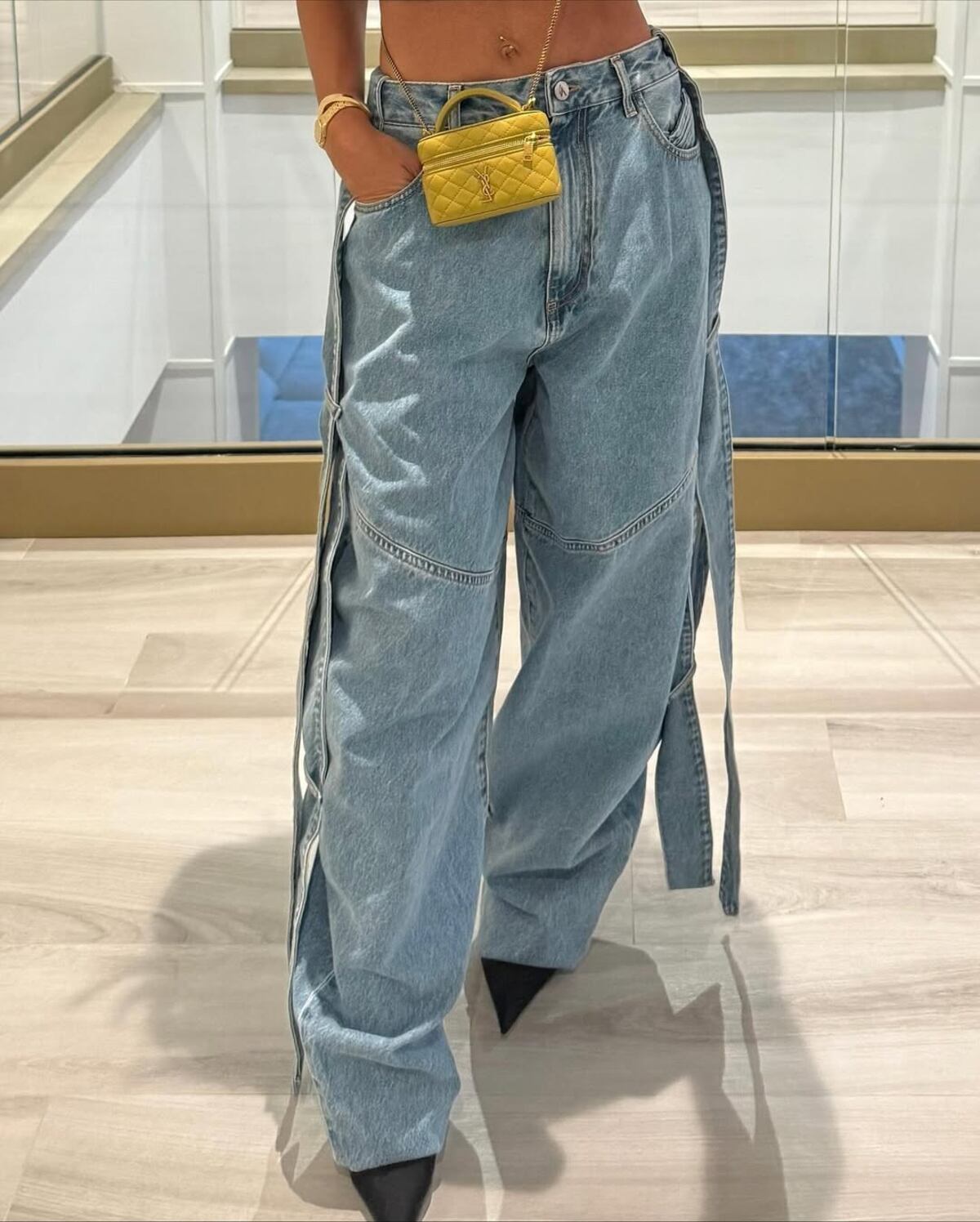 Antonela Roccuzzo marca la pauta de la moda 2025: los jeans oversize con tiras que conquistaron Miami