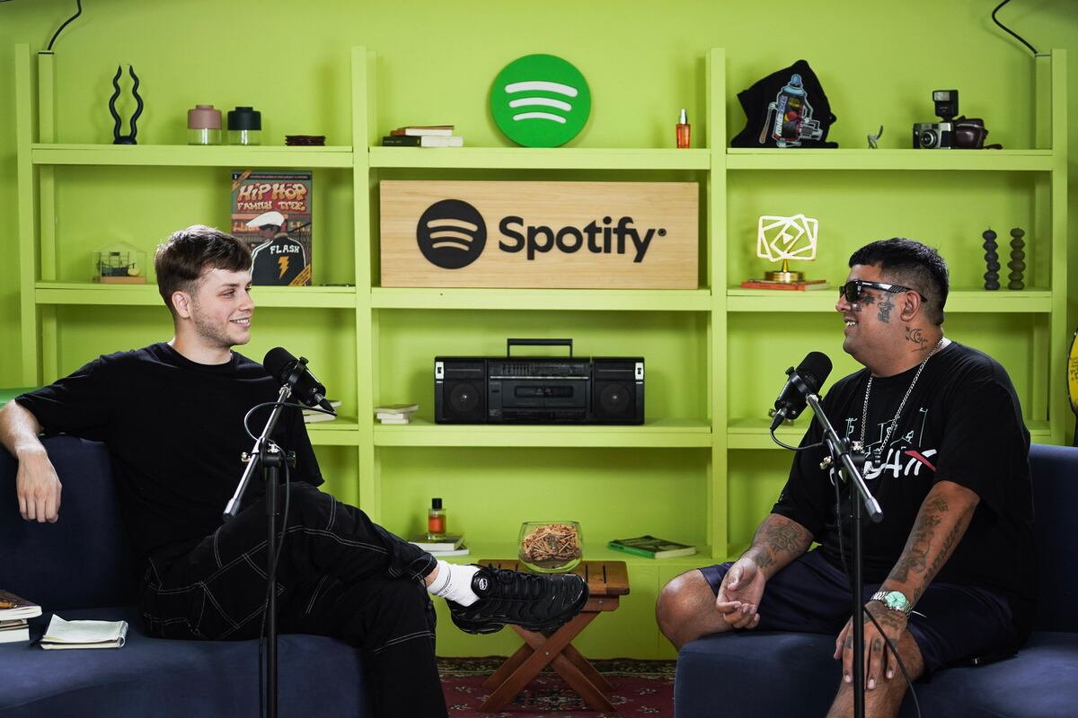 Facundo y el rapero Malandro, en el estudio de Spotify Argentina. (Gentileza Julián Campane)