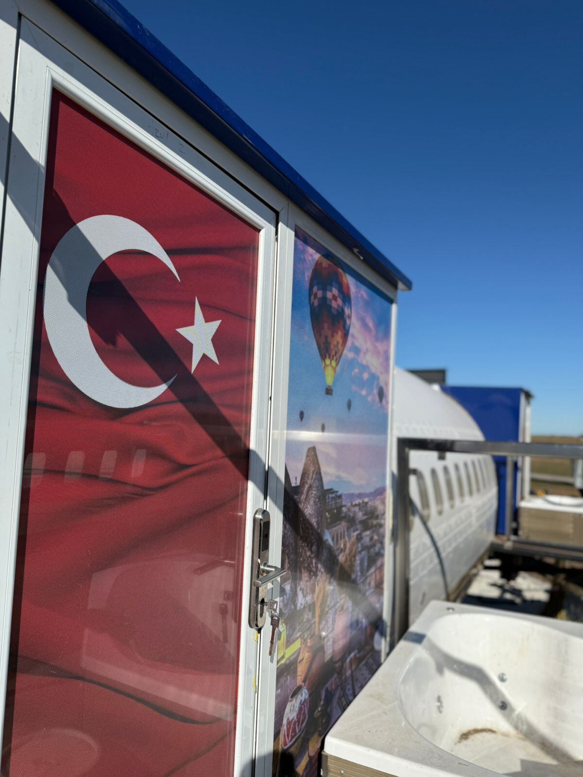 El acceso a la suite Turquía, en el avión hotel de Oncativo,. (Gentileza Nono Luigi