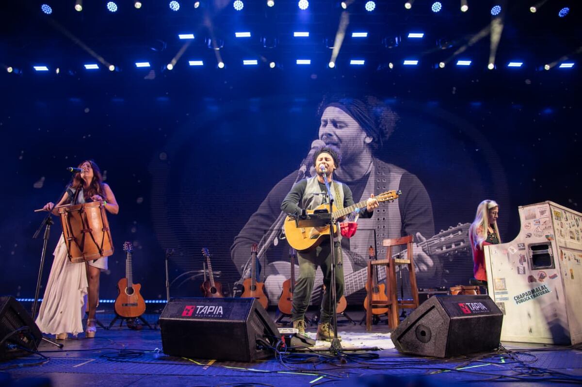 Raly Barrionuevo, junto a Patricia Herrera (izquierda) y Marina Ábalos (derecha). Su show generó debate en las redes sociales del festival. (La Voz).