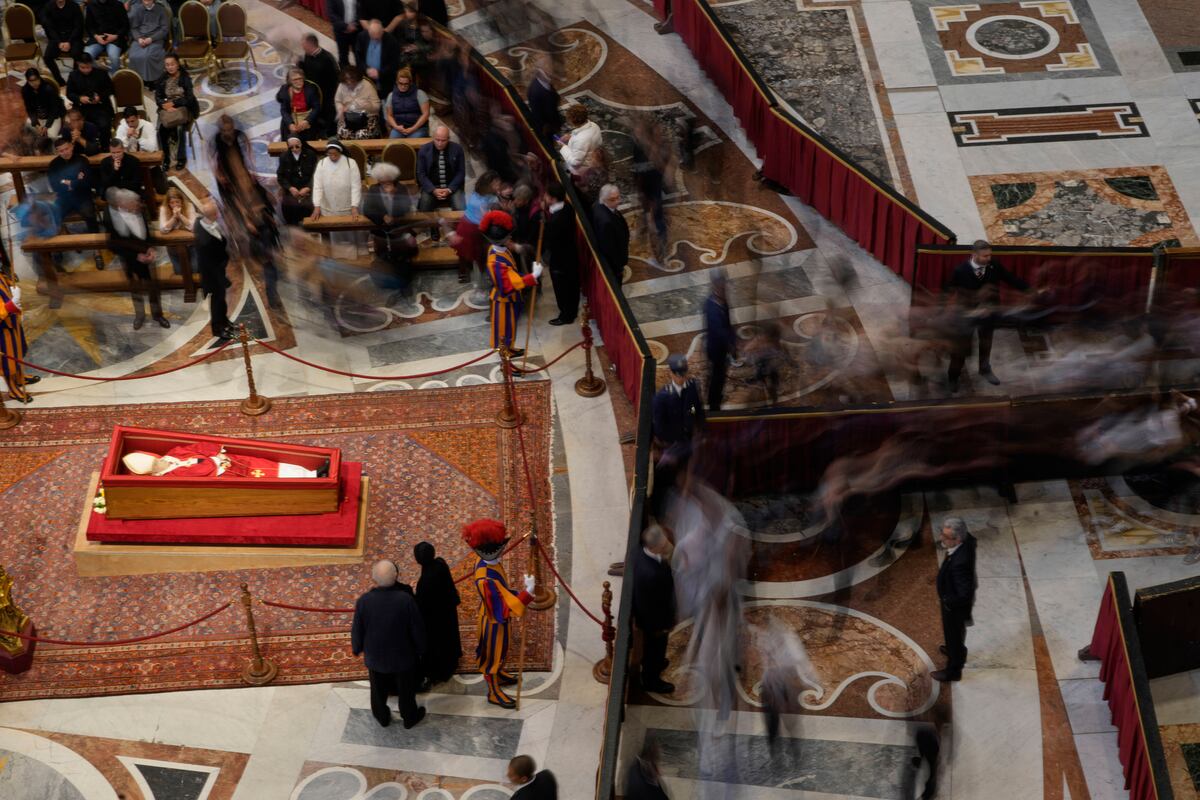 La gente presenta sus respetos al papa Francisco en la capilla ardiente instalada en el interior de la basílica de San Pedro, en el Vaticano, el 24 de abril de 2025. (AP Foto/Gregorio Borgia)