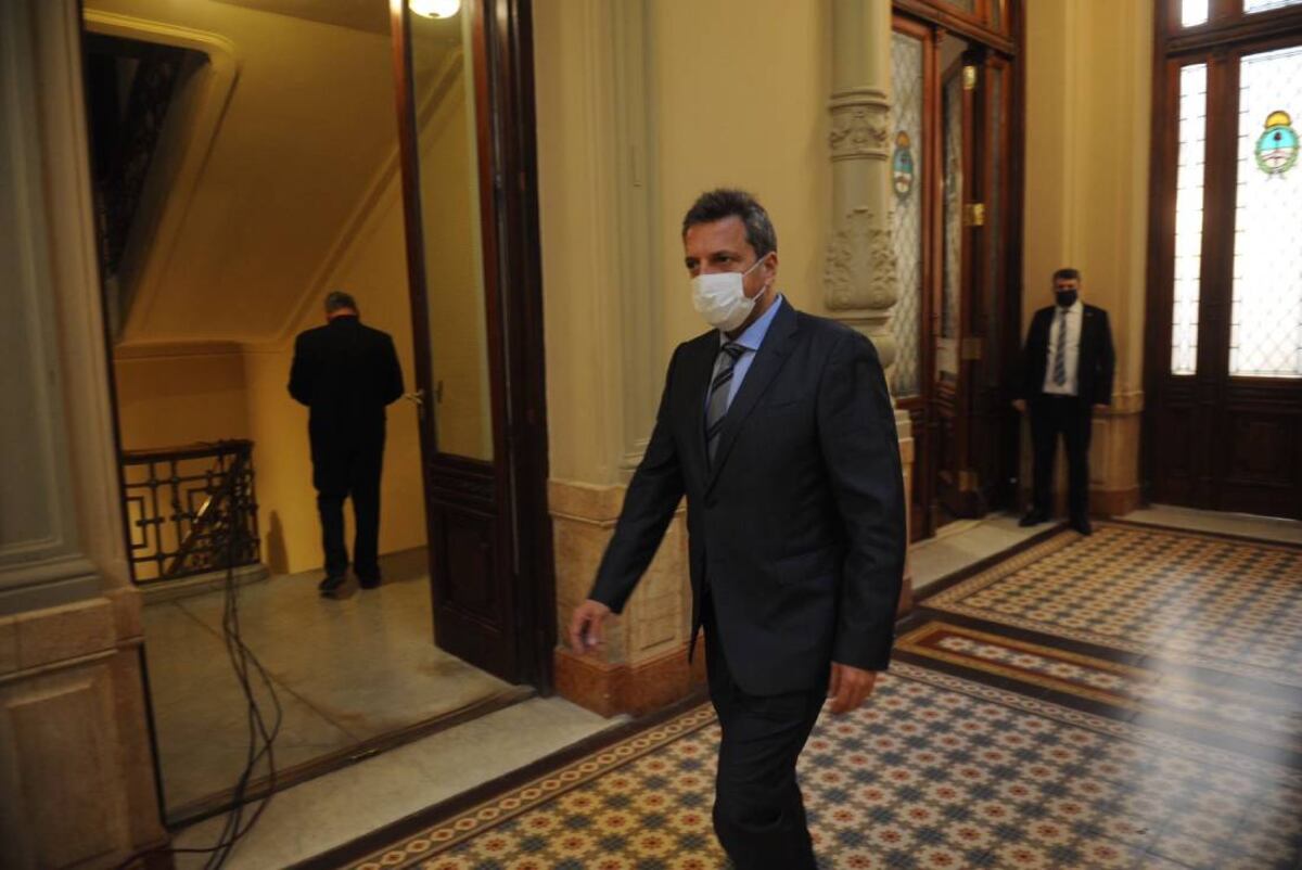 Sergio Massa, presidente de la Cámara de Diputados de la Nación, camina hacia el salón Delia Parodi para las negociaciones con Juntos por el Cambio. Foto: Federico López Claro.