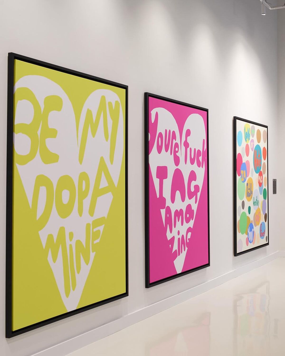 Algunas de las obras que Robbie Williams expone en Barcelona. (Instagram @mocomuseum)