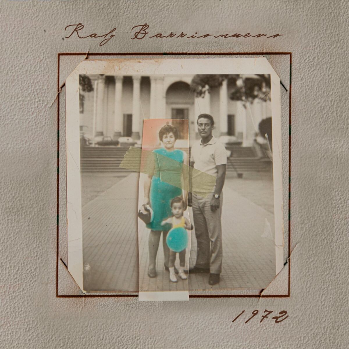 La portada de "1972", con la imagen de sus padres y una Raly muy pequeño.