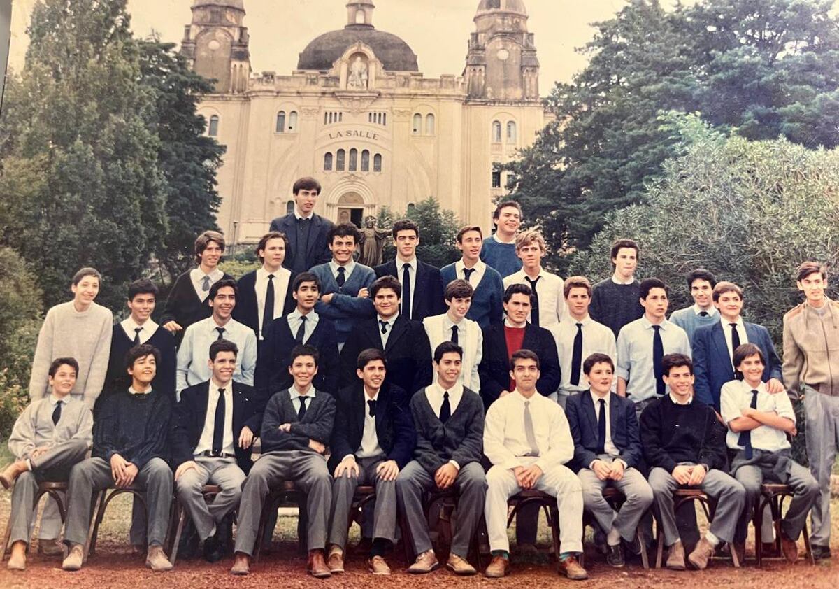 Con su promo de egresados del Colegio Lasalle, año 1991.