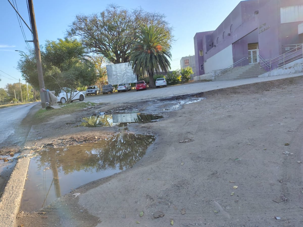 Las aguas servidas contaminan el frente de la escuela. (Gentileza)