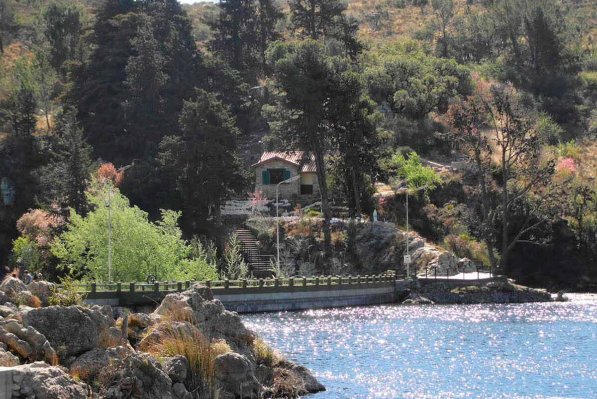 El paredón tiene 18 metros de altura y 74 metros curvos de coronamiento. Foto: Tripin / Grupo Edisur