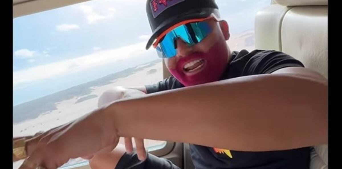 El cantante Perro Primo llegó en helicóptero a un show en Pinamar y sancionaron al piloto.