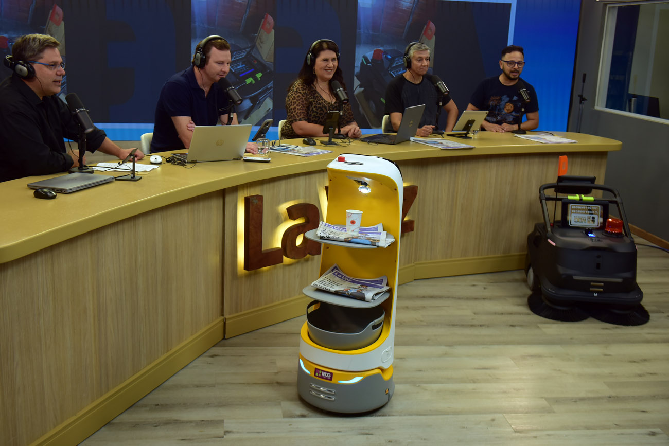 Martín de Chiara, de MDG Cono Sur, presenta sus robots en el streaming de La Voz en vivo. (Nicolás Bravo / La Voz)