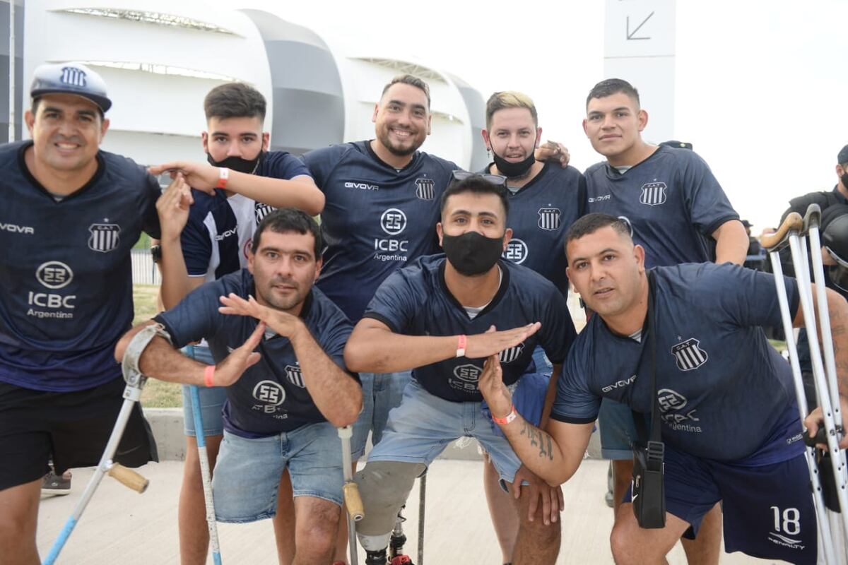 Miles de hinchas acompañaron a la “T” a Santiago del Estero. José Hernández, uno de nuestros fotógrafos presentes en el estadio, capturó sus rostros.