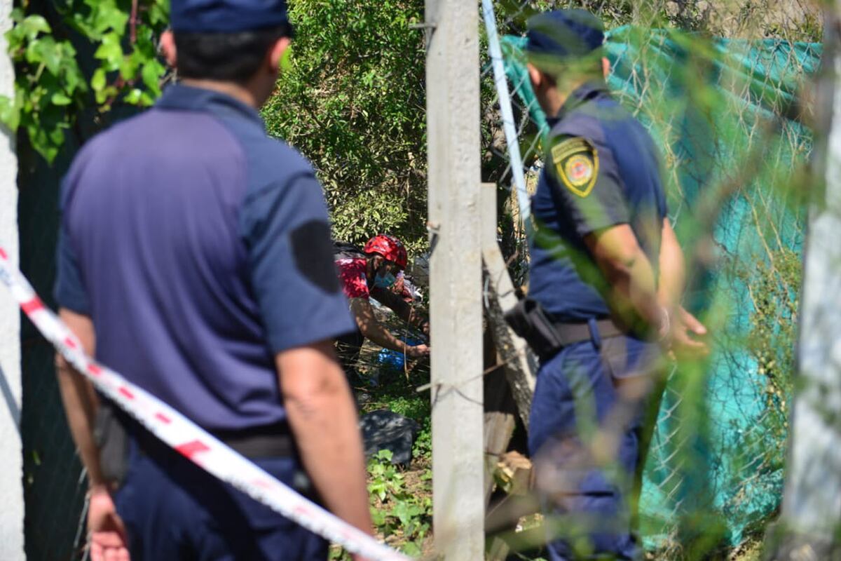 Arduo trabajo de bomberos en la casa de barrio Autódromo para recuperar los cuerpos de las dos mujeres desaparecidas. (Nicolás Bravo / la Voz)