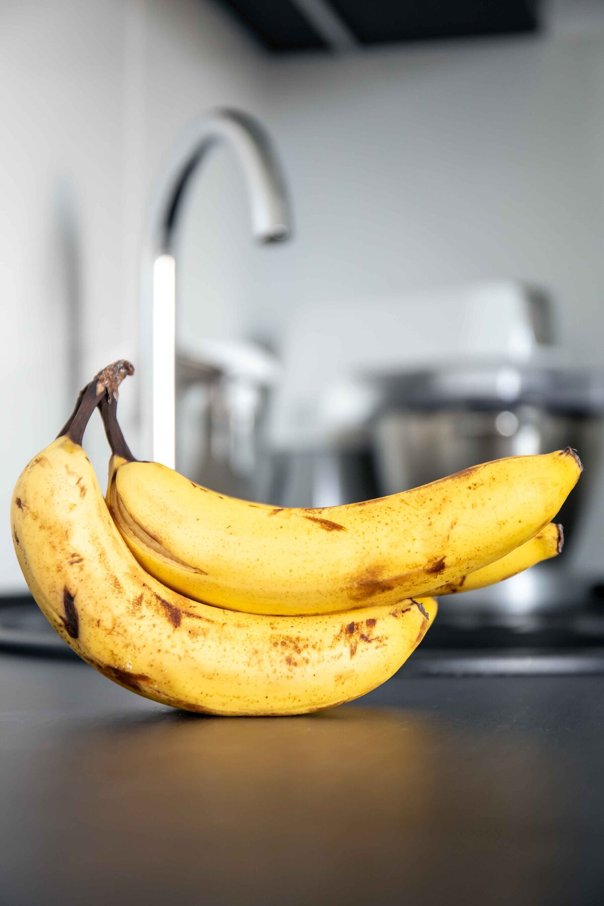 Aunque la cáscara no se consuma, es recomendable lavar las bananas antes de pelarlas. (Freepik)