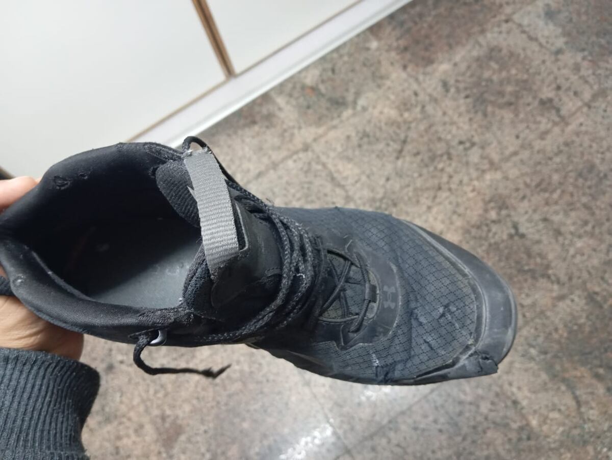 El zapato dañado del policía. (Policía)