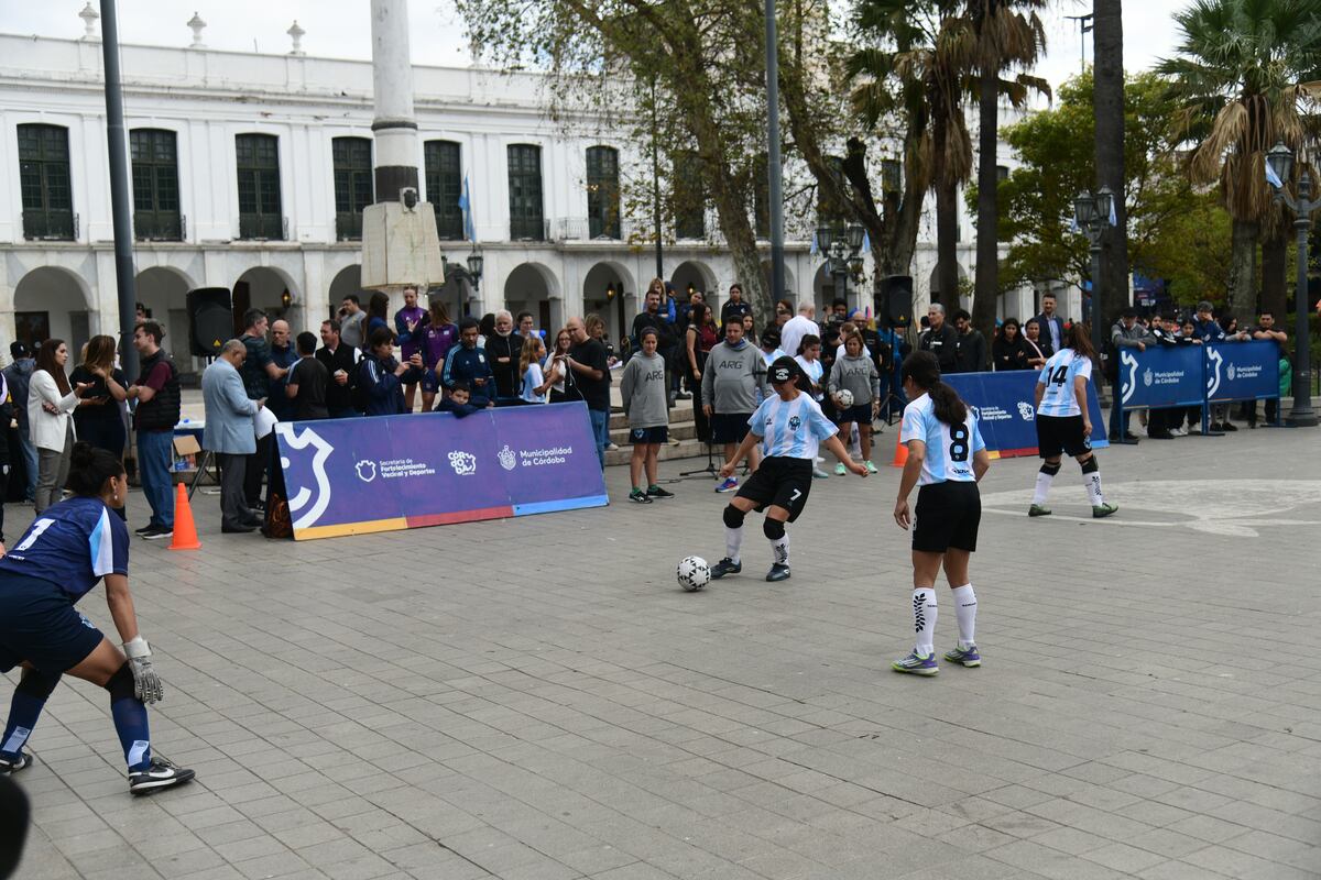 Práctica de las Murciélagas en la Plaza San Martín, Córdoba. (Ramiro Pereyra / LaVoz)