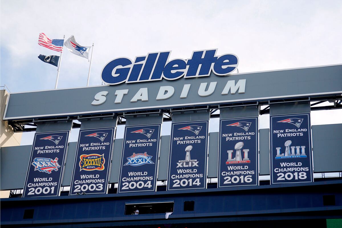 ARCHIVO - Pendones de campeonato cuelgan en el Gillette Stadium previo a un juego de la NFL en Foxborough, Massachusets, el 22 de septiembre de 2019. Dos hombres de Rhode Island, John Vieira, de 59 años, y Justin Mitchell, de 39, han sido acusados de agresión y alteración del orden público por parte de la policía de Foxborough con relación de la reciente muerte de Dale Mooney, de 53 años, de Newmarket, Nueva Hampshire. aficionado de los Patriots, en un partido en Nueva Inglaterra, el jueves 21 de diciembre de 2023. (Winslow Townson/AP Images for Panini via AP, Archivo)