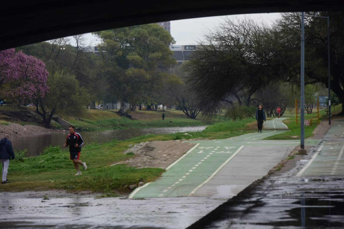 Costanera del río  Suquía cortada por las lluvias caídas en Córdoba. (José Gabriel Hernández / La Voz)