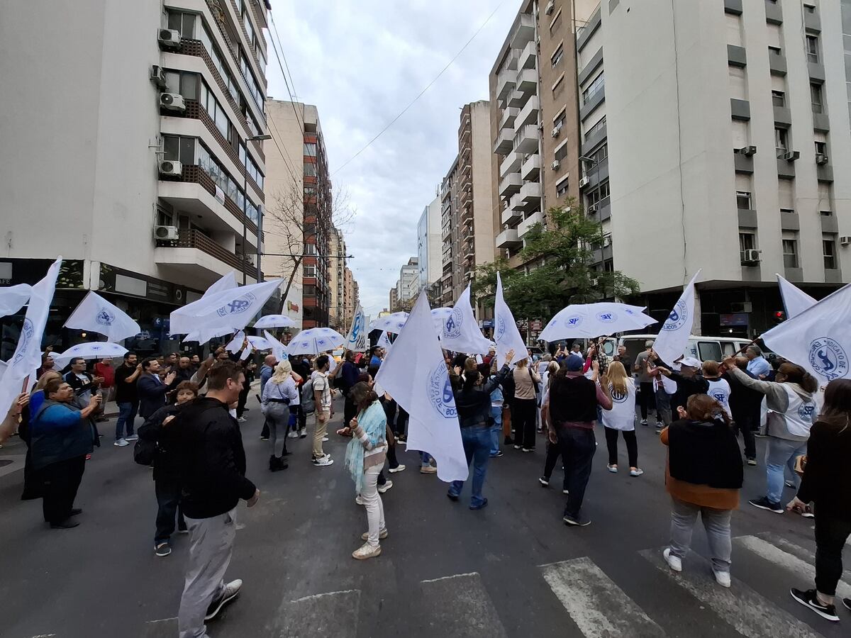 "Ruidazo". El SEP realizó este miércoles distintas protestas frente a reparticiones públicas en la ciudad de Córdoba. Hubo un incidente con la Policía.