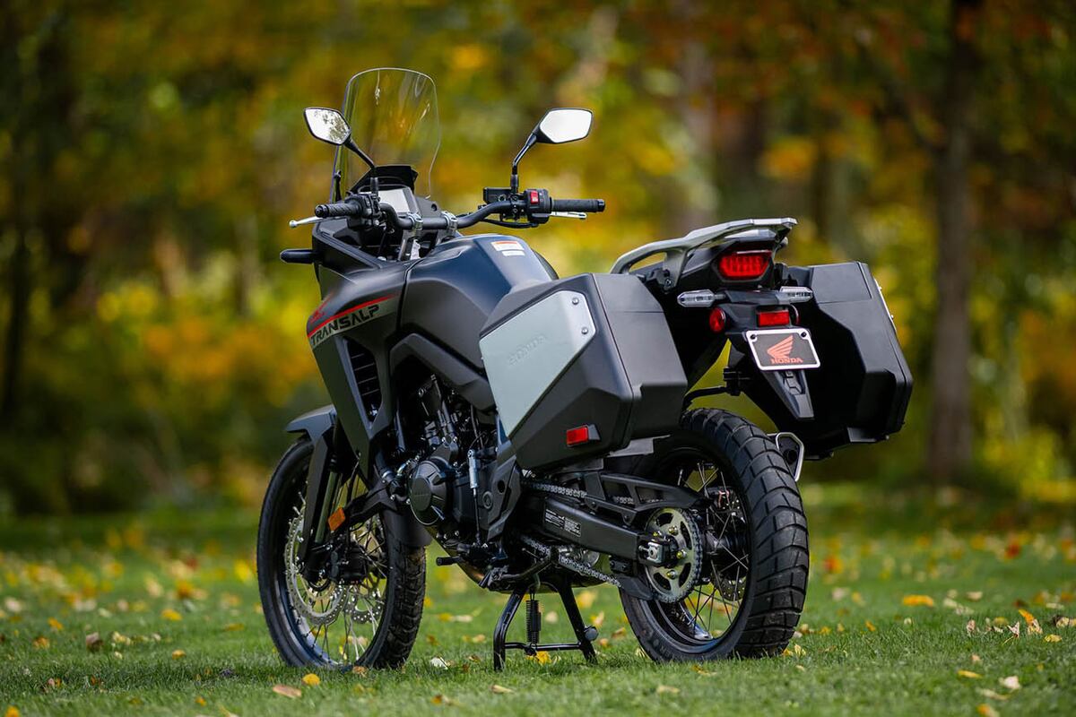 El gran carenado garantiza la comodidad en ruta, mientras que la distancia mínima al suelo de 212 mm y el asiento con una altura de 856 mm la convierten en una moto ideal para aventuras off-road “light”.