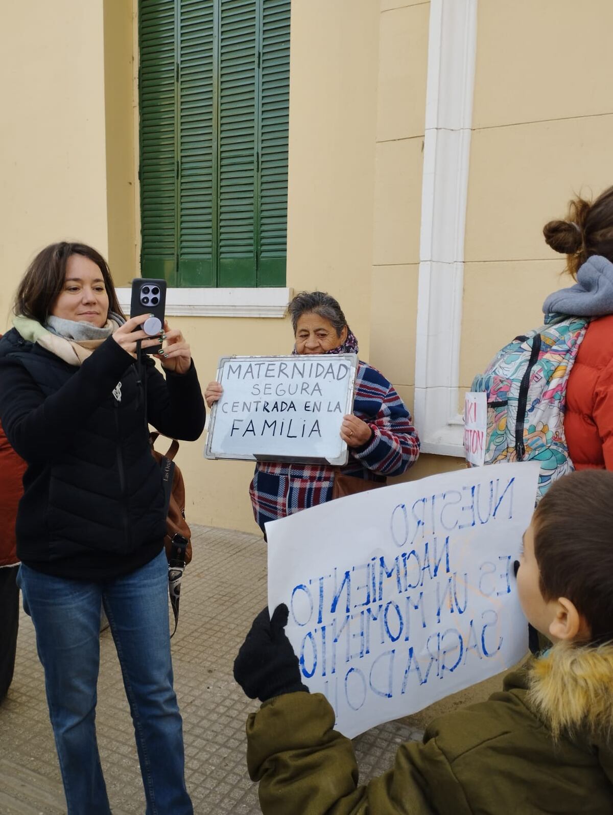 Intervención. Abrazo simbólico a la Maternidad Kowalk en Río Cuarto. (Gentileza).