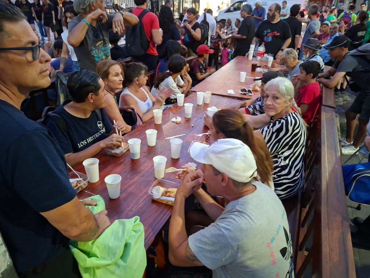 “Cena bajo las estrellas”. Cena solidaria para personas en situación de calle frente a la Basílica de Nuestra Señora de la Merced, en 25 de mayo y Rivadavia. (Nicolás Bravo / La Voz)