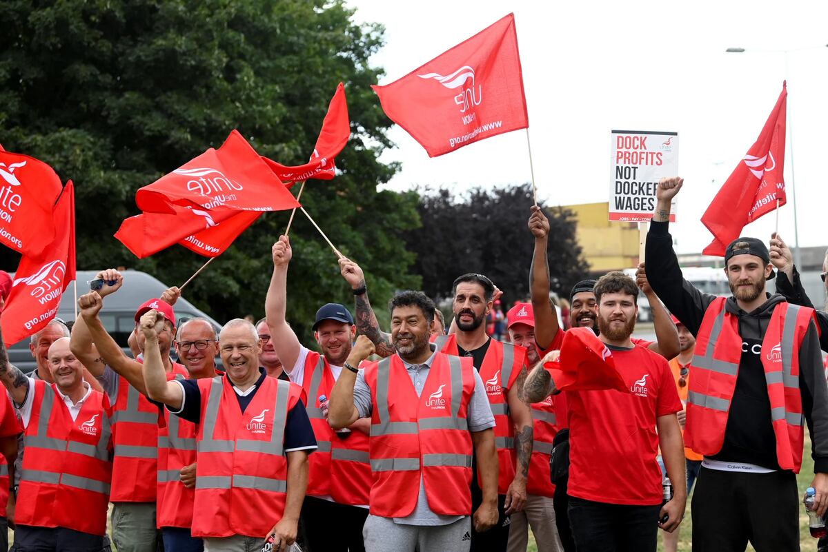 Trabajadores del puerto de Felixstowe piden mejores salarios, en medio de una crisis del poder adquisitivo en Reino Unido.