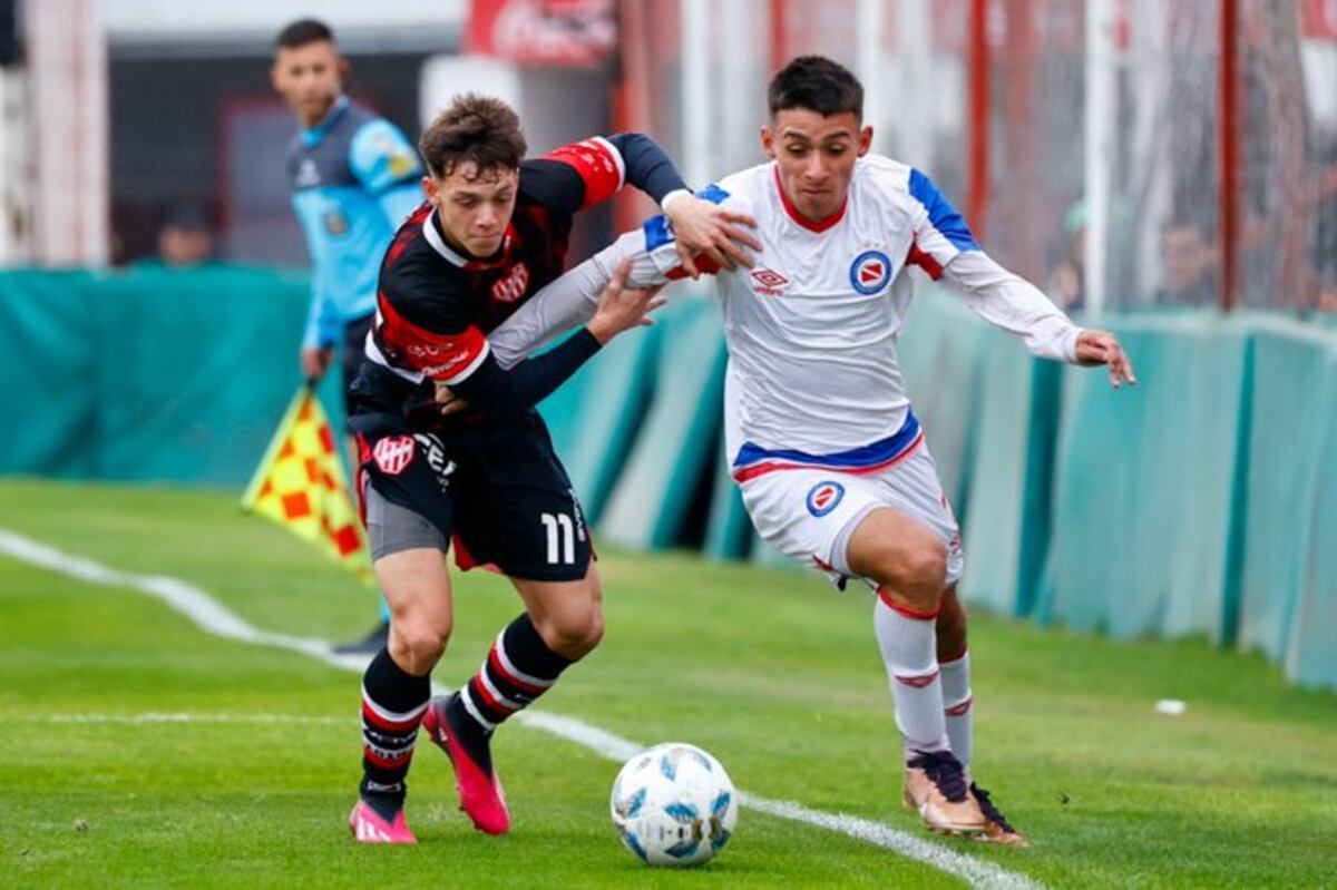 La reserva de Instituto ante Argentinos, en el Monumental. (IACC).