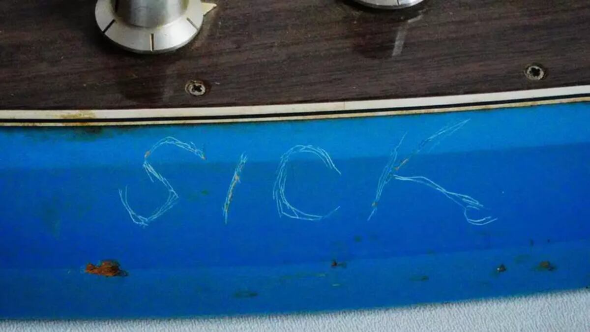 La palabra "enfermo" y una "C" que se descuelga de la "K": las pruebas de Kurt Cobain pasó por esta viola. (GWS Auctions)