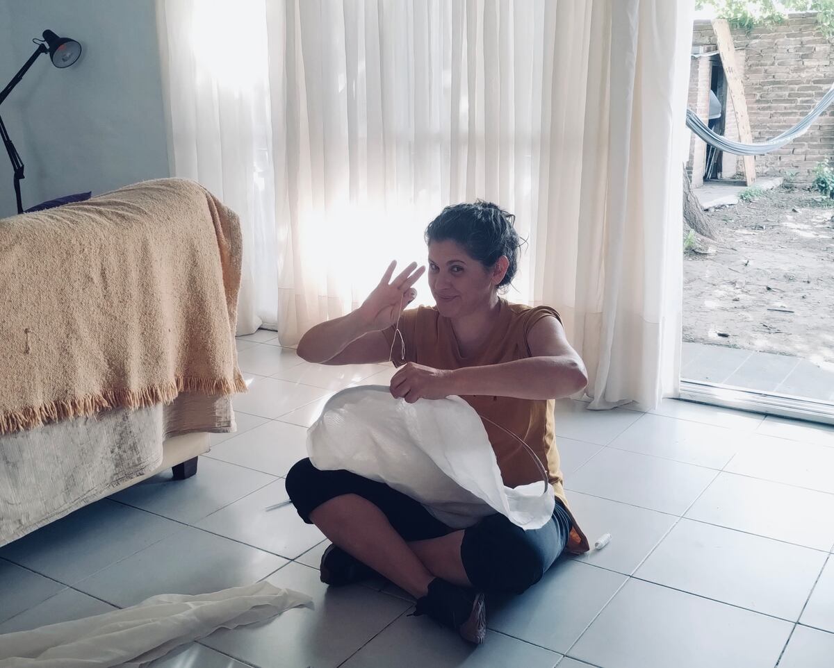 Mery Murúa en su casa en Unquillo, cosiendo, una de las cosas que más disfruta hacer. (Gentileza)