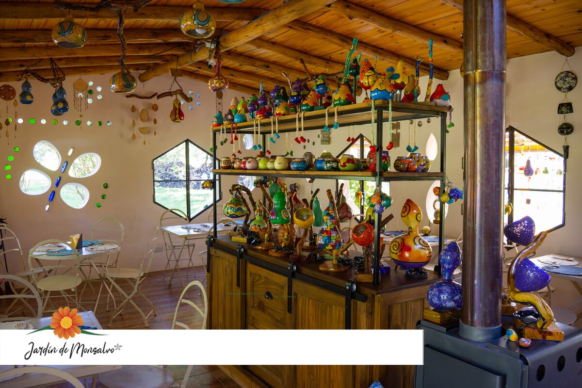 Vista del interior de la casa de té. Hay objetos artesanales a la venta y un ambiente muy acogedor.