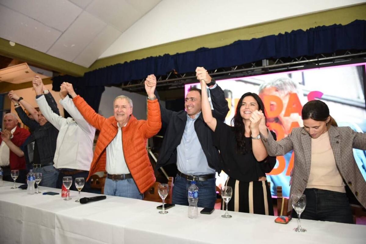 Juan Schiaretti encabezó actos en Huinca Renancó y Laboulaye, donde reiteró su compromiso de eliminar las retenciones y defender al interior productivo. (Prensa Provincias Unidas)