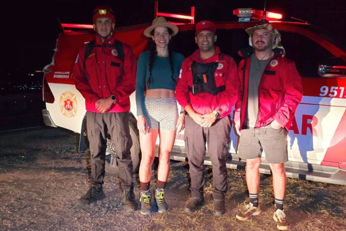 Efectivos del Duar asistieron a la pareja extraviada en plena zona agreste de las Altas Cumbres, luego de cinco horas de intensa búsqueda. (Policía de Córdoba)