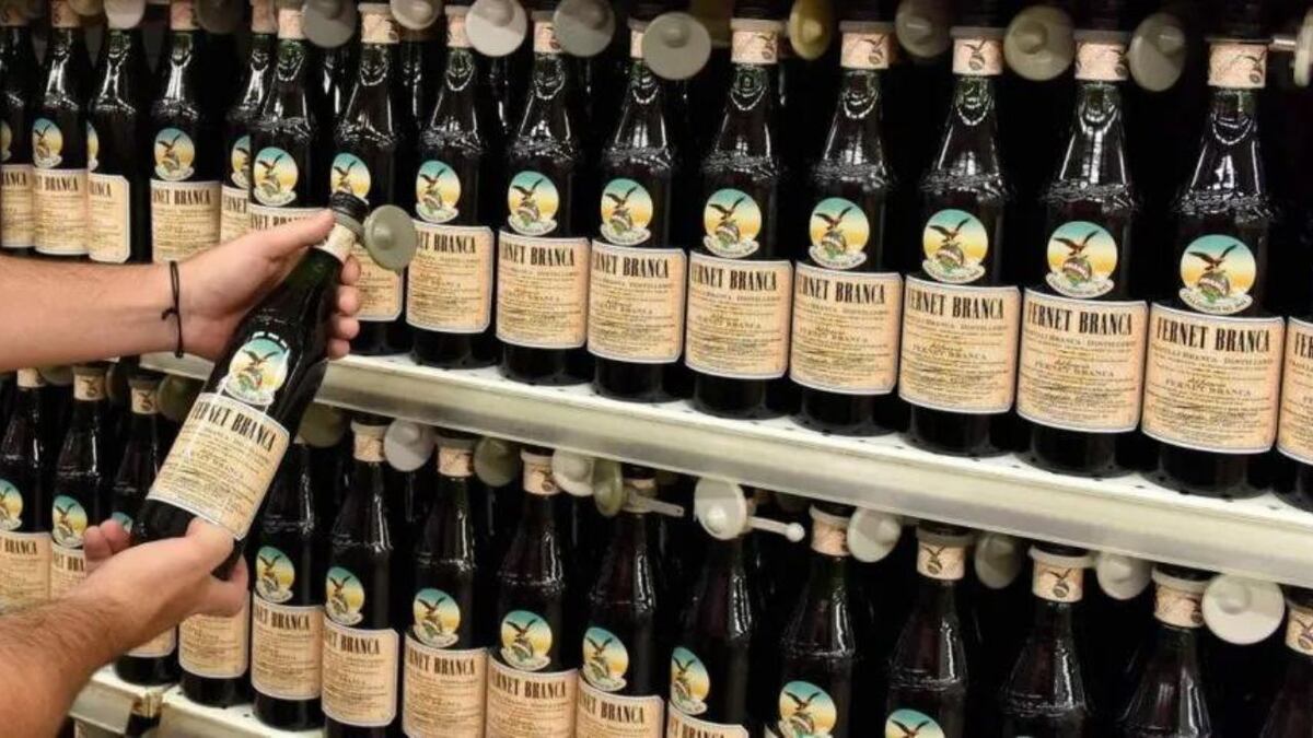 La botella de fernet de 750 centímetros cúbicos, de primera marca, ya roza los $ 15 mil. (La Voz)