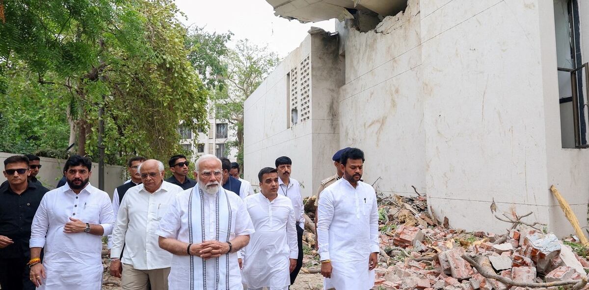 El primer ministro Narendra Modi visitó la zona de la tragedia del Air India Boeing 787-8 Dreamliner. (Foto: Reuters)